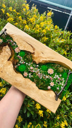 صينية زخرفية من خشب الإيبوكسي ببركة أسماك الكوي - فن نباتي من الراتنج بمقابض من الفروع